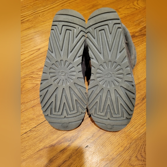 UGG Fluff Mini Quilted Charcoal Boots - Women's size 9 - Picture 4 of 4